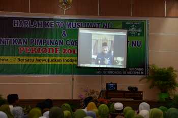 Wagub Jatim Drs H Saifullah Yusuf menyempatkan menyapa warga muslimat NU Situbondo dengan teleconference di Gor Serbaguna Situbondo.
