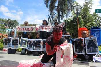 Puluhan wartawan Surabaya melakukan aksi teaterikal di depan Kebun Binatang Surabaya (KBS), Selasa (3/5) kemarin. [Gegeh Bagus/bhirawa] 
