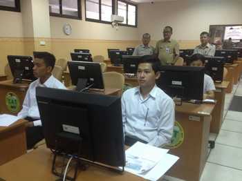 Salah seorang peserta seleksi praja IPDN tengah mengikuti tes TKD dengan sistem CAT di Kanreg II BKN Surabaya.