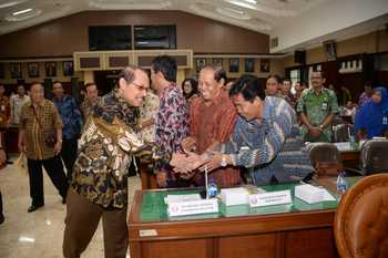 Sekdaprov Jatim Dr H Akhmad Sukardi MM berjabat tangan dengan para anggota Intan Sejati yang merupakan wadah silaturrahmi mantan pegawai Dipenda Jatim.