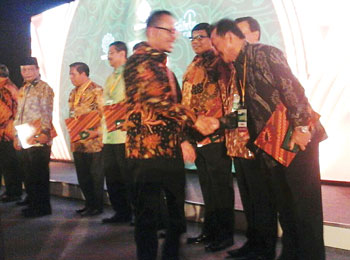 Gubernur Jatim melalui Kadisnakertransduk Jatim Dr Drs HM Sukardo MSi menerima penghargaan Pembina K3.