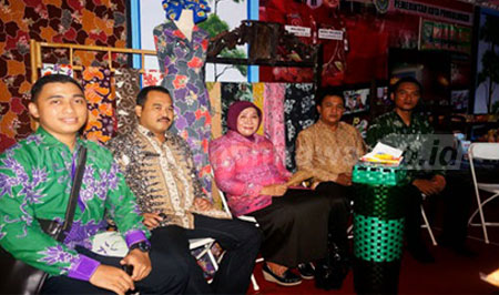 Walikota Rukmini bersama produk batiknya siap dipasaran MEA. [wiwit agus pribadi]