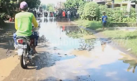 Fasilitas jalan umum di wilayah Kabupaten Nganjuk rusak parah dan mengakibatkan sejumlah warga menjadi korban, Kamis (19/5). [ristika]