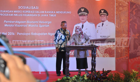 Penandatanganan kerjasama Dinas Koperasi dan UMKM Jatim dengan Ikatan Akuntan Indonesia Wilayah Jatim di Pendopo Kabupaten Ngawi,  Kamis (19/5). 