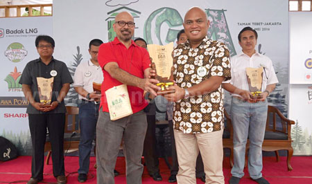 Direktur Komersial Semen Gresik, Mukhamad Saifudin, menerima penghargaan The Best Indonesia Green Awards 2016 di Jakarta (21/5).