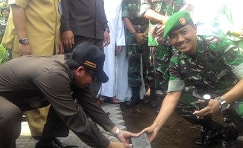 Wakil Wali kota Malang Sitiaji, dan Dandim 0833 Kota Malang memasang paving secara simbolis, menandai pembangunan jalan di Kelurahan Balearjosari oleh TNI dan Masyarakat.