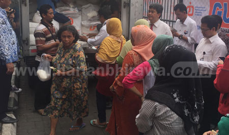 Warga mengantre membeli gula pasir dalam pasar murah yang digelar Disperindag Jatim di Pasar Wonokromo Surabaya. Pasar murah ini dilakukan untuk menstabilkan harga gula yang terus naik.