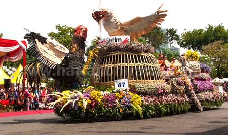 Ribuan warga Surabaya antusias menyaksikan parade budaya dan pawai bunga, Minggu (22/5). [trie diana]