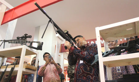 Wali Kota Jambi Sayrif Fasha melihat senapan angin produksi UMKM Jatim pada pameran perdagangan Jawa Timur yang digelar di  Jambi Town Square (Jamtos), Kamis (19/5). [gatot]
