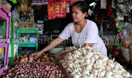 Pedagang sembako menjajakan daganganya di pasar Besar di Kota Pasuruan, Senin (23/5). Sejumlah pedagang mengaku menjelang Bulan Ramadan harga sejumlah Sembako mengalami kenaikan antara 35% hingga 50%. [hilmi Husain]