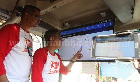Vice President ICT Network Management Area Jawa Bali, Ronny Arnaz (kiri) dan Vice President Network Operation Management, Paulus Djatmiko saat melakukan pengecekan jaringan Telkomsel rute perjalanan Surabaya-Semarang dengan menggunakan Bus.
