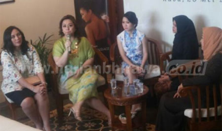 Vice Chair Woman Martha Tilaar N bersama Wawali Kota Kediri saat menggelar jumpa pers.