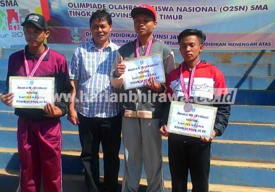  Ilyasin Fadhili, atlet cabang olahraga Atletik (lari) asal SMAN II Situbondo saat menerima medali penghargaan pada event O2SN tingkat Provinsi Jawa Timur, di Batu, kemarin. [sawawi/bhirawa].