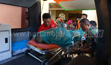 Jenazah Kepala Seksi Pelayanan di Bandara Sentani Jayapura Johanes Susilo akan dibawa ke rumah duka, Kamis (26/5).  [hilmi husain]