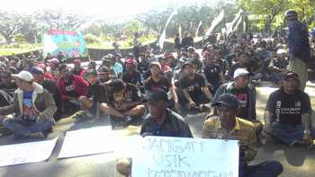 Ratusan Juru Parkir saat melakukan unjuk rasa di depan Balaikota Malang Kamis (17/5) kemarin