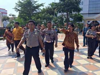Tim Gabungan Pengamanan PrepCom 3 for UN Habitat III yang terdiri dari unsur TNI-Polri beserta Pemkot Surabaya melakukan sidak di taman dan kampung, Kamis (19/5) kemarin. [Gegeh Bagus/bhirawa] 