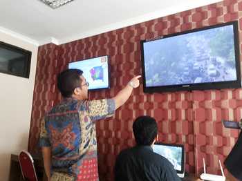 Staf-Kejari-Surabaya-saat-melakukan-pantauan-melalui-layar-monitoring-yang-terhubung-dengan-CCTV-di-wilayah-Surabaya.-[abednego/bhirawa].