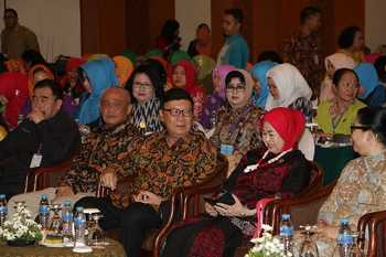 Ketua TP PKK Provinsi Jatim Dra Hj Nina Soekarwo MSi turut hadir dalam Rakon TP PKK di Hotel Sahid Jakarta. Mendagri RI Tjahjo Kumolo juga hadir untuk memberikan arahan kepada peserta Rakon TP PKK.