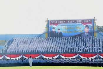 Upacara Hardiknas 2016 yang diselenggarakan Pemkab Malang di Stadion Kanjuruhan Kepanjen, Kec Kepanjen, Kab Malang. [cahyono/bhirawa]