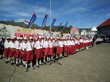 Siswa SD mengikuti upacara Hardiknas di Balaikota Among Tani dengan tertib dan rapi (supriyanto/bhirawa)