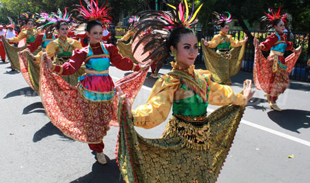 Peserta dari Kota Surabaya menampilkan tarian dan kesenian khasnya dalam FKPU Jawa Timur di Kota Pasuruan, Minggu (29/5). [hilmi husain]