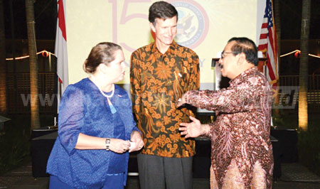 Gubernur Jatim Dr H Soekarwo berdiskusi dengan Duta Besar AS untuk Indonesia, Robert O. Blake dan Konjen AS, Heather Variava, disela perayaan Ulang Tahun Kemerdekaan AS ke-240.