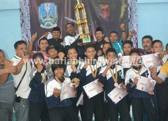 Pesilat Kabupaten Pasuruan berhasil merebut juara umum Sirkuit Pencak Silat Remaja Piala Gubernur Jatim 2016. [wawan triyanto/bhirawa]