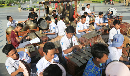 Siswa-siswi SMK Negeri 12 Surabaya memainkan alat musik gamelan dan kendang ala ludruk Suroboyoan dalam gladi resik upacara HJKS ke-723, Senin (30/5).