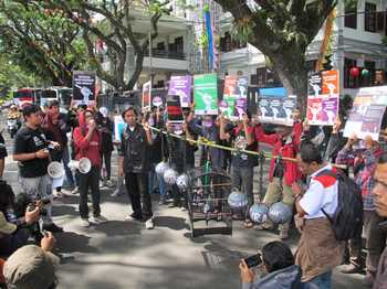 Puluhan jurnalis Malang Raya saat menggelar aksi damai dalam memperingati HKPS, di depan Kantor Balai Kota Malang. (cahyono/Bhirawa)