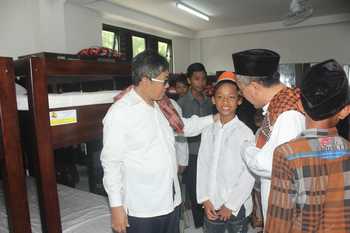 Dirjen Pekerjaan Umum, Syarif Burhanuddin saat mengunjungi santri penghuni Rusun. [achmad suprayogi/bhirawa]
