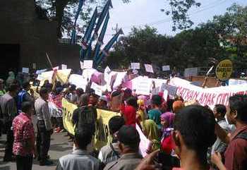 Aksi demo warga Desa Lakardowo, Kec Jetis, Kab Mojokerto di depan Kantor Bupati, Rabu (25/5) kemarin. [kariyadi/bhirawa]
