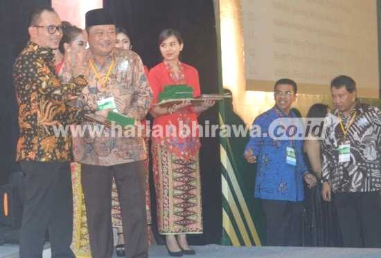 Menaker Hanif Dhakiri menyerahkan penghargaan Keselamatan dan Kesehatan Kerja (K3) kepada Bupati Saiful Ilah. [achmad suprayogi/bhirawa]