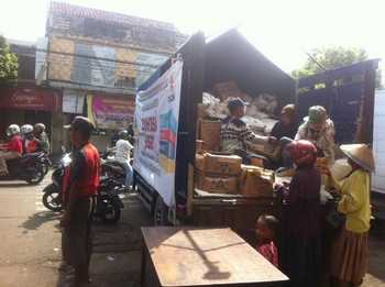 Situasi OP yang digelar Bulog dan Diskoperindag Kota Mojokerto di depan Pasar Tanjunganyar, Kota Mojokerto, Senin (30/5) kemarin.  [kariyadi/bhirawa]