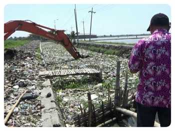 Kesadaran masyarakat Sidoarjo dalam membuang sampah sangat kurang. Mereka masih senang membuang sampah di sungai. Akibatnya, sungai di wilayah ujung timur Kab Sidoarjo tersumbat sampah. [ali kusyanto/bhirawa}