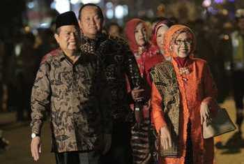 Wali Kota Mojokerto Mas'ud Yunus dan Wakilnya Suyitno yang keduanya didampingi isteri berjalan diatas catwalk Batik Night fashion. [kariyadi/bhirawa] 