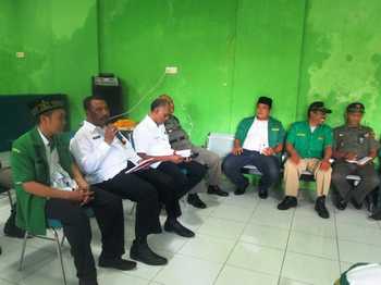 Kepala Sat Pol PP Mulyawan memberikan penjelasan kepada para anggota GP Ansor. [achmad suprayogi/bhirawa]