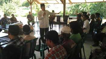 Puluhan warga Balong Cangkring mendengarkan ceramah agama dari Dai Ideal Jatim, Rabu (18/5) kemarin.n kariyadi/bhirawa