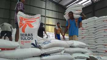 Stock beras di Gudang Bulog Subdivre II di Mojokerto yang masih aman untuk kebutuhan puasa dan lebaran. [kariyadi/bhirawa]