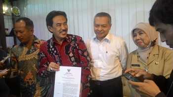 Wabup Nur Ahmad Syaifuddin menunjukkan SK Bupati pengangkatan jajaran direktur sementara. [achmad suprayogi/bhirawa]