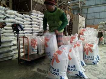 Tenaga angkut menyiapkan beras yang akan digunakan Operasi Pasar di Gudang Bulog Gunung Genangan, Mojokerto, Kamis (26/5) kemarin. [kariyadi/bhirawa