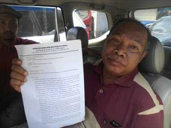 Ketua FKPD, Damarsi Achmad Syahri menunjukan surat laporan ke Kejari Sidoarjo. [achmad suprayogi/bhirawa]