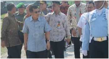 Wapres Yusuf Kalla sedang dikawal aparat keamanan saat menghadiri suatu kegiatan di Jawa timur beberapa minggu lalu.