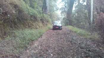 Kondisi Jalan menuju areal wisata dan arah menuju Pendakian Gunung Semeru di Ranu Pane yang sempit dan rusak parah. [dwi/bhirawa