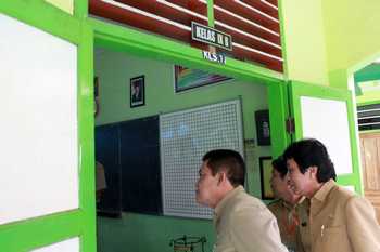 Wali Kota Pasuruan Drs H Setiyono M.Si saat sidak di SMPN 9 Kota Pasuruan menemukan ruangan kelas UN kondisinya gelap, Senin (9/5). [Bhirawa/Hilmi Husain]