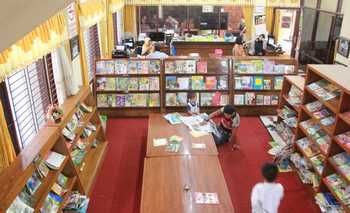 Masyarakat yang bertandang dan menikmati buku-buku di Perpustakan Umum Kabupaten Tuban. (Khoirul Huda/bhirawa)