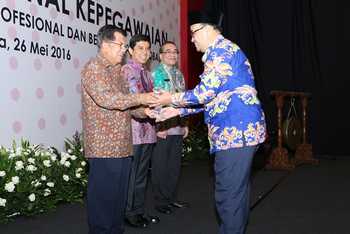 Wabup Probolinggo, Timbul Prihanjoko saat terima penghargaan dari Wakil Presiden RI Jusup Kala.