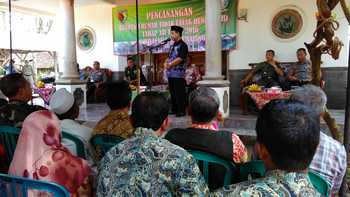 Bupati Lumajang Drs. As'at Malik saat memberikan sambutan dalam peresmian Pencanangan Renovasi Rumah Tidak Layak Huni (RTLH) di Dusun Lekong Kelurahan Kepuh Harjo Kecamatan Sukodono Lumajang