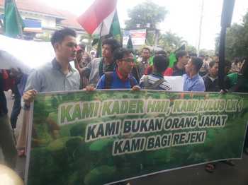 Masa HMI melakukan aksi unjuk rasa penurunan Saut di depan Mako Polresta Kediri. Rabu (11/5)