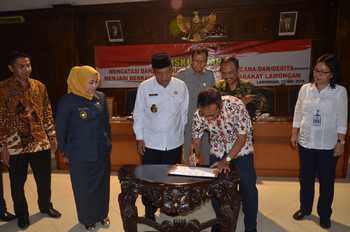 Penandatanganan nota kesepakatan pembangunan pengelolaan DAS Bengawan Solo Hilir Kabupaten Lamongan. [suprayitno)