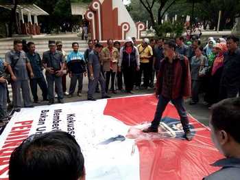 Aksi menuntut diangkat menjadi PNS, tenaga honorer Pemkab Nganjuk menginjak spanduk bergambar Bupati Nganjuk Drs Taufiqurrahman.